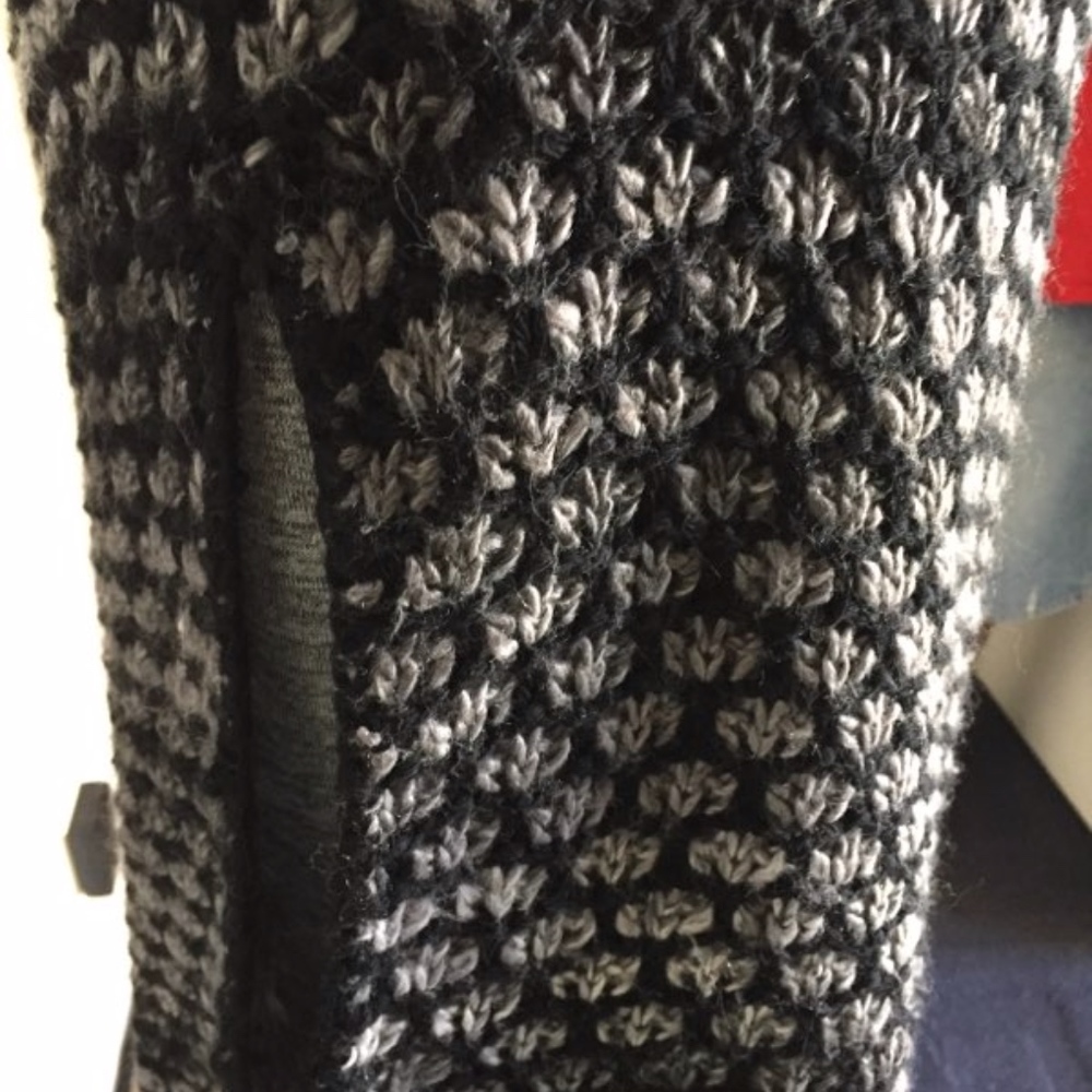 BCBG Sweater/Poncho 72%Arcylic 28% Wool - Picture 4 of 6